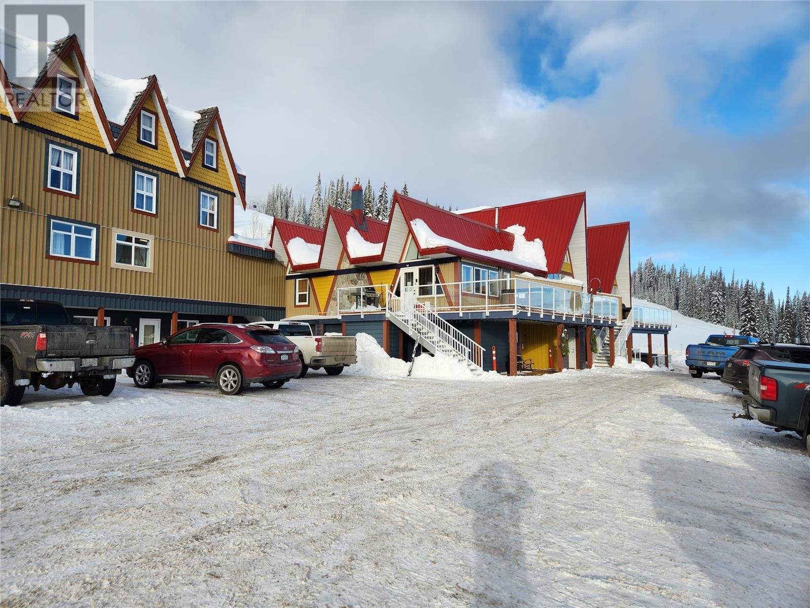 Main Photo: 9885 Pinnacles Road Unit# 102 in Silver Star: Condo for sale : MLS®# 10288316