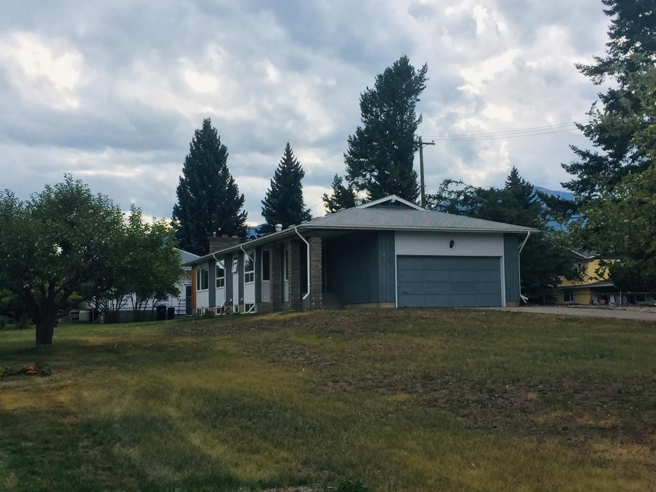 Main Photo: 417 6TH AVENUE in Invermere: House for sale : MLS®# 2473020