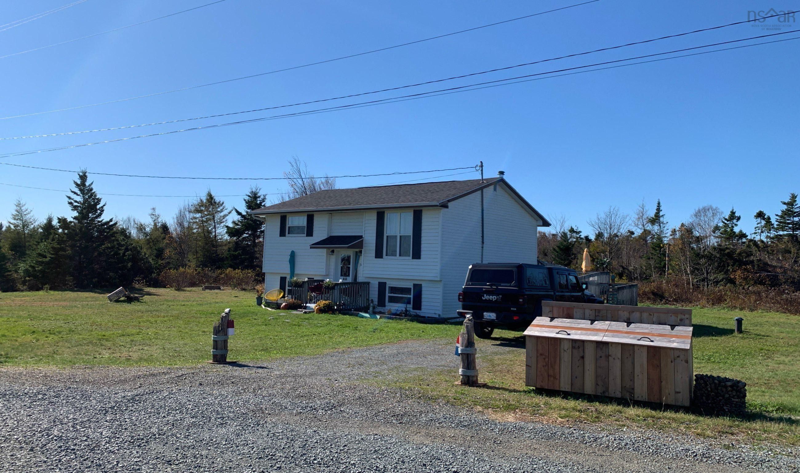 Main Photo: 52 Parlee Road in Moser River: 35-Halifax County East Residential for sale (Halifax-Dartmouth)  : MLS®# 202225247