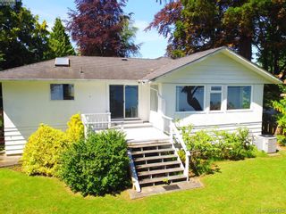 Photo 10: 8643 Lochside Dr in NORTH SAANICH: NS Bazan Bay House for sale (North Saanich)  : MLS®# 786921