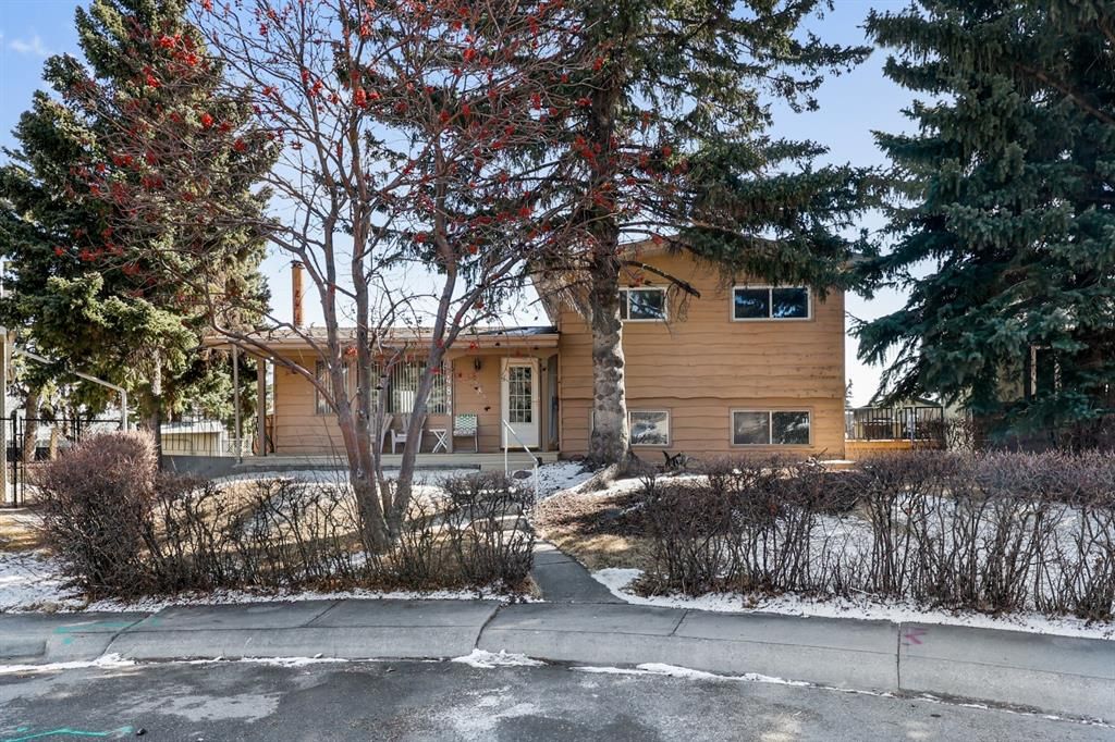 Main Photo: 4844 Nipawin Crescent NW in Calgary: North Haven Detached for sale : MLS®# A1199788