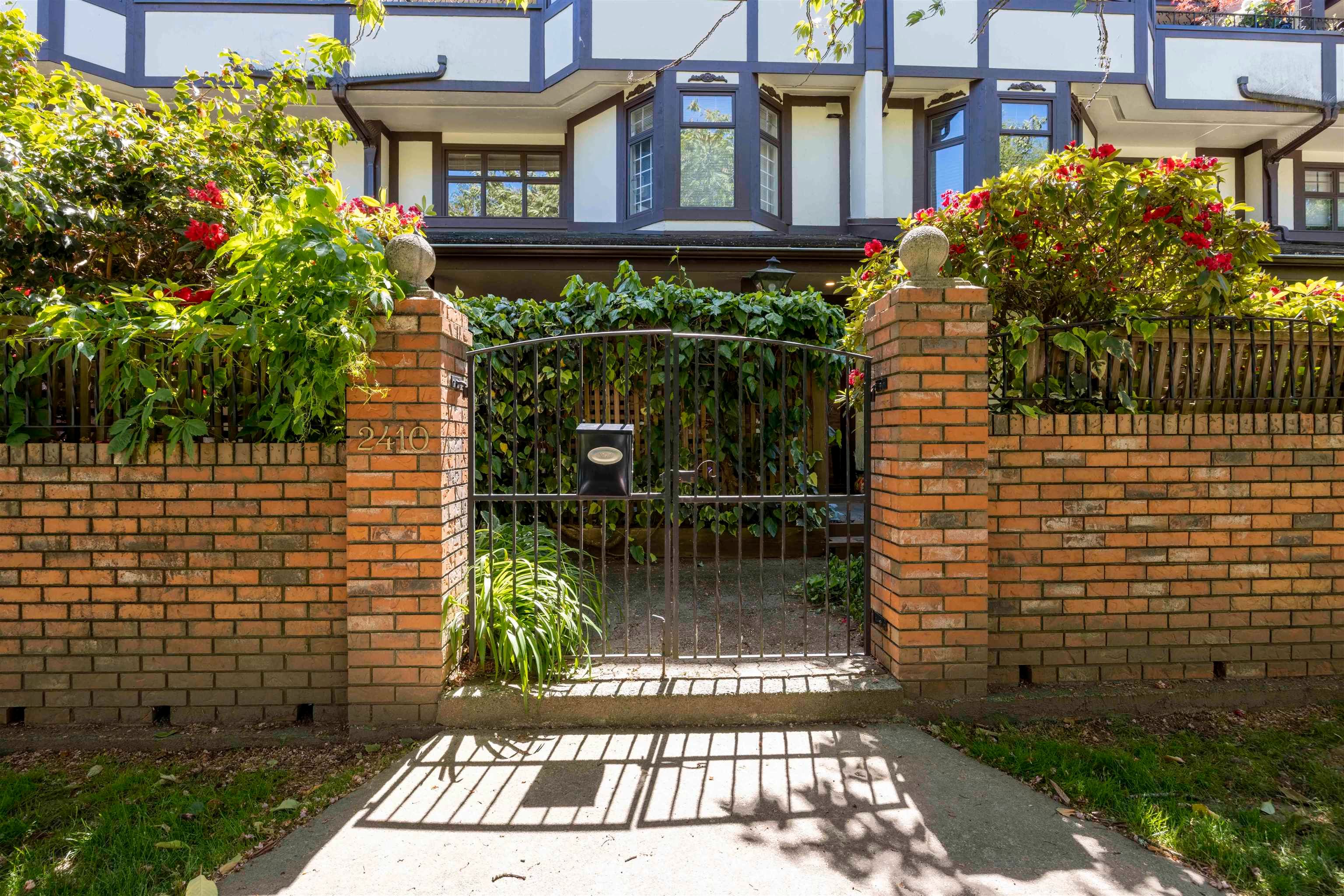 Main Photo: 2410 YORK Avenue in Vancouver: Kitsilano Townhouse for sale (Vancouver West)  : MLS®# R2785174