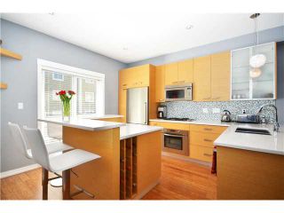 Photo 2: 950 W 15TH Avenue in Vancouver: Fairview VW Townhouse for sale in "THE CLASSIX" (Vancouver West)  : MLS®# V997844