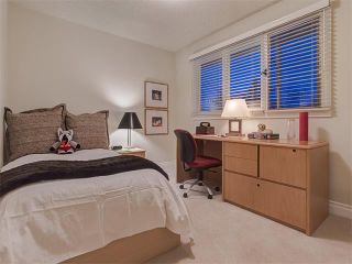 Photo 33: 7016 KENOSEE Place SW in Calgary: Kelvin Grove House for sale : MLS®# C4055215