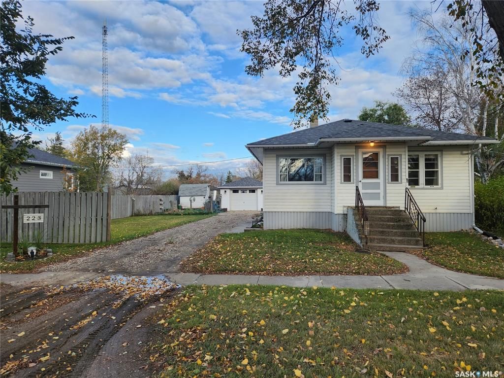 Main Photo: 223 Coulthard Street in Conquest: Residential for sale : MLS®# SK947179