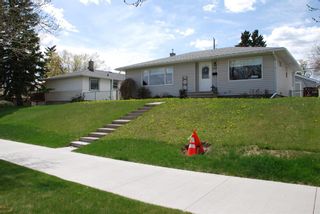 Photo 3: 2431 37 Street SW in Calgary: Glendale Detached for sale : MLS®# A1222080