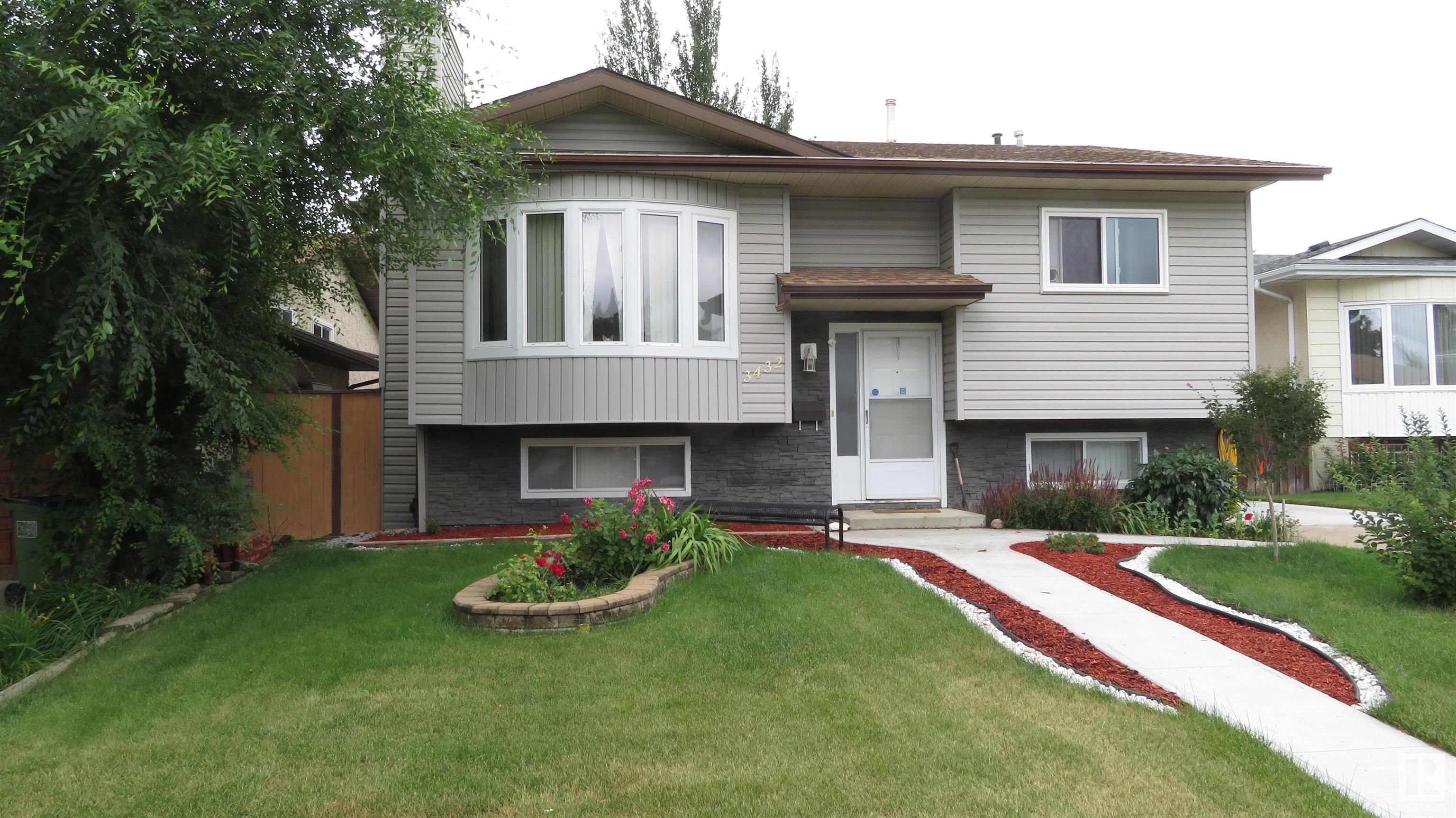 Main Photo: 3432 40 Street in Edmonton: Zone 29 House for sale : MLS®# E4307850