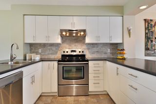 Photo 7: 104 1232 JOHNSON Street in Coquitlam: Scott Creek Townhouse for sale in "GREENHILL PLACE" : MLS®# R2438974