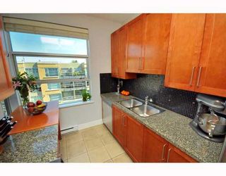 Photo 5: 512 2655 CRANBERRY Drive in Vancouver: Kitsilano Condo for sale in "New Yorker" (Vancouver West)  : MLS®# V787040