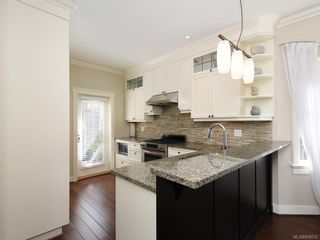 Photo 8: 1 675 Superior St in Victoria: Vi James Bay Row/Townhouse for sale : MLS®# 838032