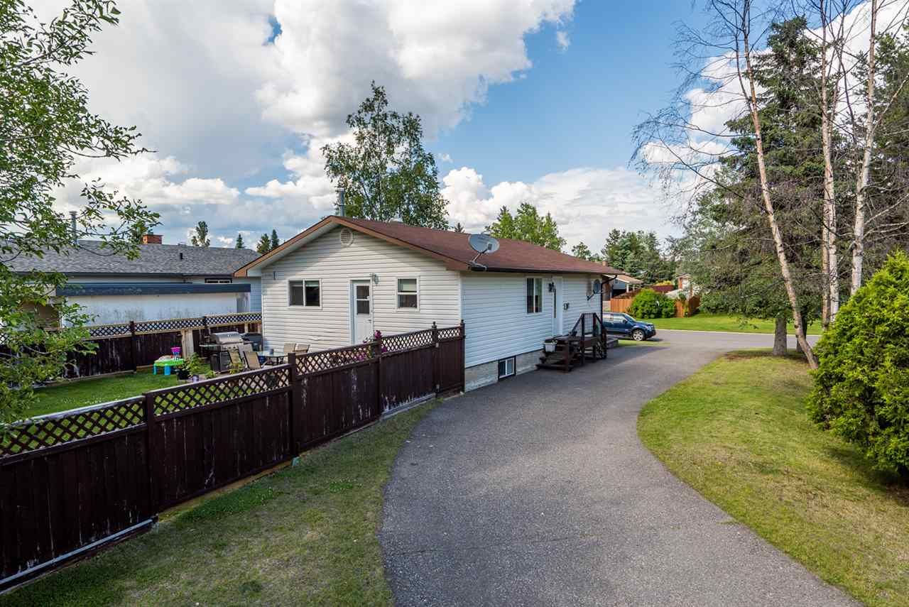 Photo 2: Photos: 2527 IZOWSKI Place in Prince George: Pinewood House for sale in "PINEWOOD" (PG City West (Zone 71))  : MLS®# R2083040