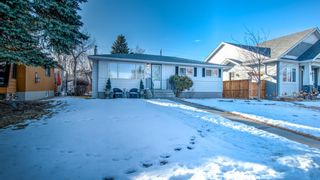 Photo 2: 25 White Oak Crescent SW in Calgary: Wildwood Detached for sale : MLS®# A1187796
