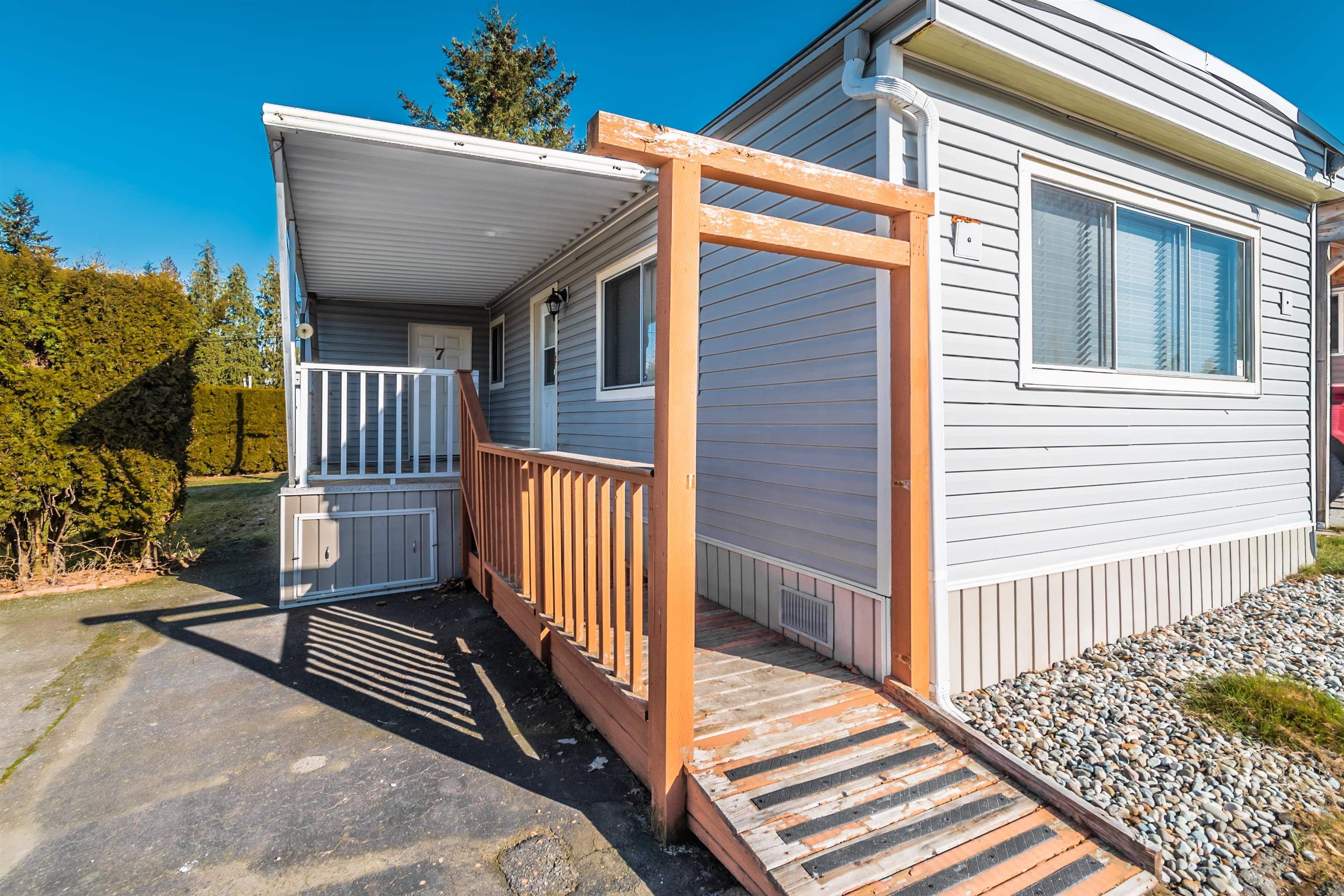 Main Photo: 7 4426 232 Street in Langley: Salmon River Manufactured Home for sale in "WESTFIELD COURTS" : MLS®# R2756092
