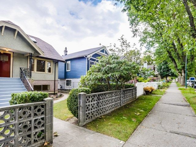 Photo 2: Photos: 1031 E 21ST Avenue in Vancouver: Fraser VE House for sale in "CEDAR COTTAGE" (Vancouver East)  : MLS®# R2000939