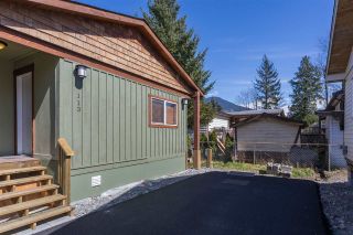 Photo 2: 113 40157 GOVERNMENT Road in Squamish: Garibaldi Estates Manufactured Home for sale in "SPIRAL TRAILER PARK" : MLS®# R2381430