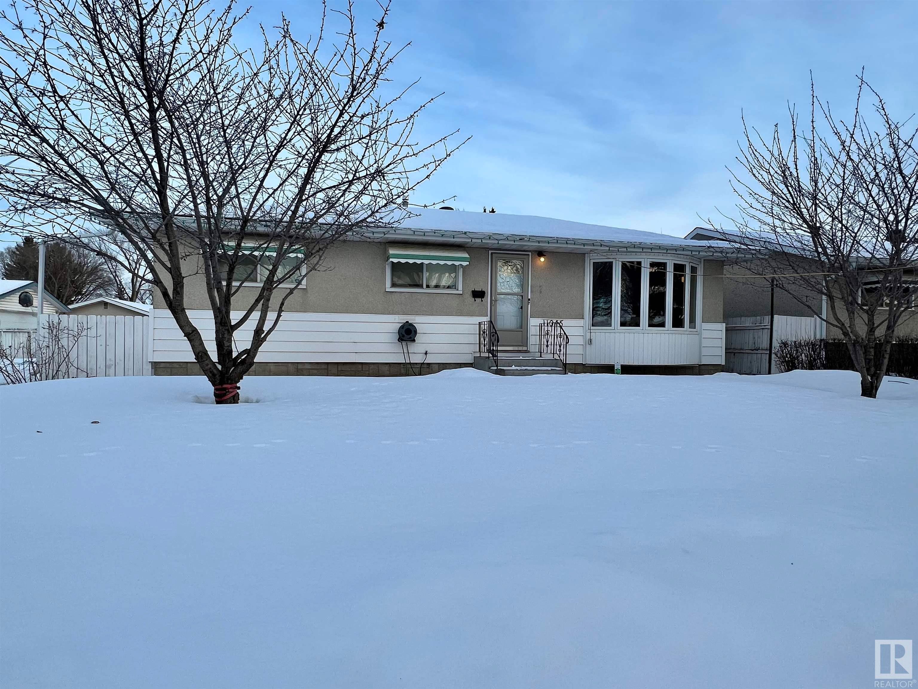 Main Photo: 11045 152 ST NW in Edmonton: Zone 21 House for sale : MLS®# E4274926