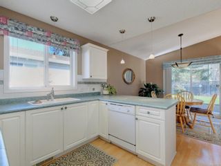 Photo 2: 15A 7570 Tetayut Rd in Central Saanich: CS Hawthorne Manufactured Home for sale : MLS®# 901312