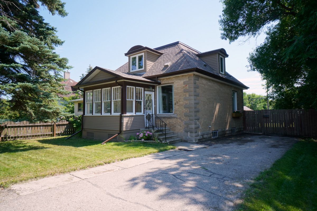 Main Photo: 607 Saskatchewan Ave E in Portage la Prairie: House for sale : MLS®# 202217478