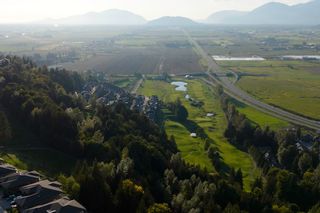 Photo 2: 30 8295 NIXON Road in Chilliwack: Eastern Hillsides House for sale in "CAMDEN AT THE FALLS" : MLS®# R2872485