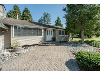 Photo 3: 82 CLOVERMEADOW Crescent in Langley: Salmon River House for sale in "Salmon River" : MLS®# R2485764