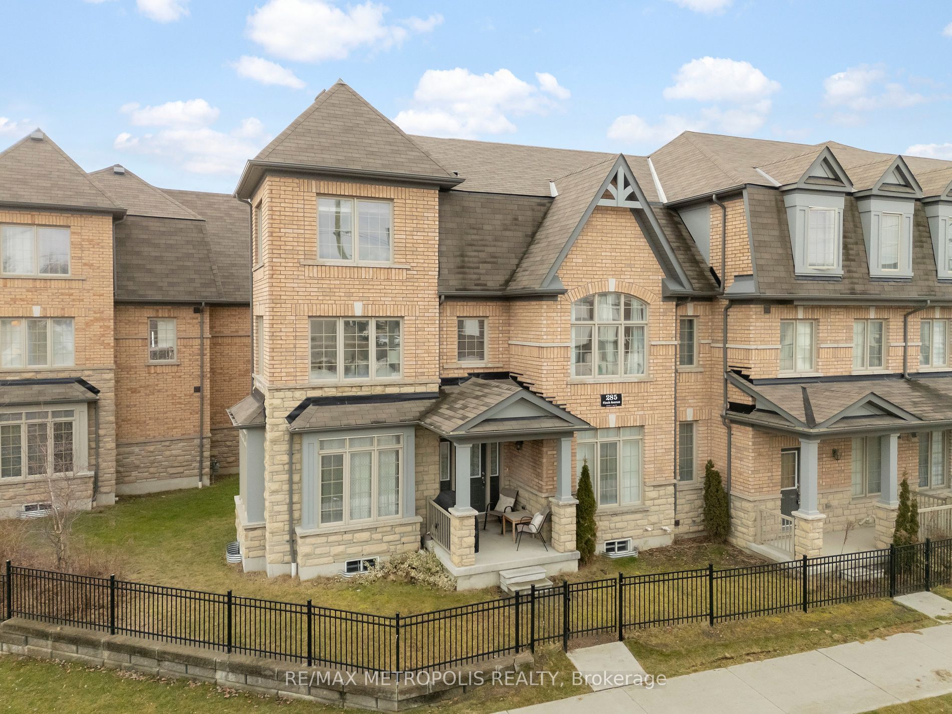 Main Photo: 19 285 Finch Avenue in Pickering: Rouge Park House (3-Storey) for sale : MLS®# E8065062