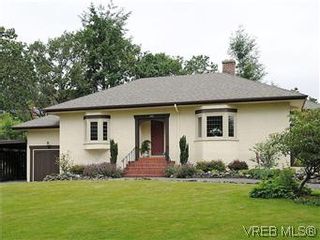 Photo 1: 1990 Cromwell Rd in VICTORIA: SE Mt Tolmie House for sale (Saanich East)  : MLS®# 568537