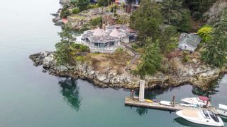 Photo 1: 5806 EAGLE Island in West Vancouver: Eagle Harbour House for sale in "EAGLE ISLAND" : MLS®# R2715436