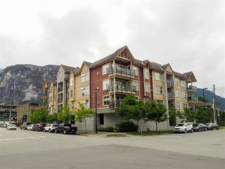 Photo 1: 307 1310 VICTORIA Street in Squamish: Downtown SQ Condo for sale in "The Mountaineer" : MLS®# R2549148