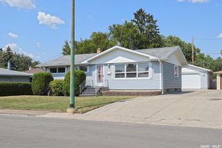 Photo 1: 8 DEMARCO Drive in Regina: Rosemont Residential for sale : MLS®# SK940795