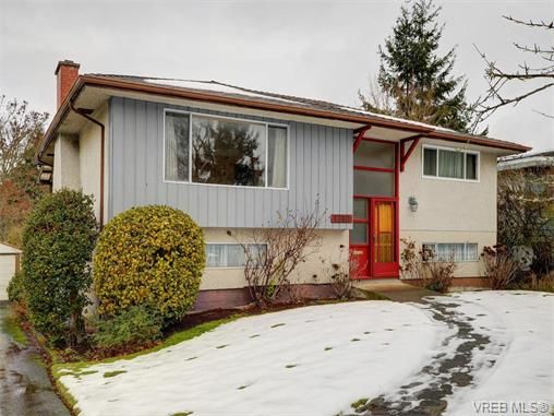 Main Photo: 1740 Mortimer St in VICTORIA: SE Mt Tolmie House for sale (Saanich East)  : MLS®# 750626