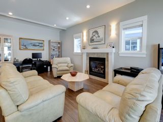Photo 2: 11 Bamford Crt in View Royal: VR Six Mile House for sale : MLS®# 878357