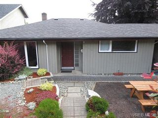 Photo 1: 890 Rockheights Ave in VICTORIA: Es Rockheights Half Duplex for sale (Esquimalt)  : MLS®# 693995
