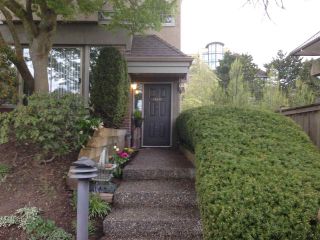 Photo 2: 15431 RUSSELL Avenue: White Rock Townhouse for sale (South Surrey White Rock)  : MLS®# R2154602
