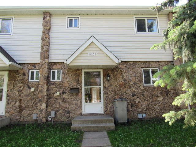 Main Photo: 9201 Morinville Drive in Morinville: Townhouse for rent