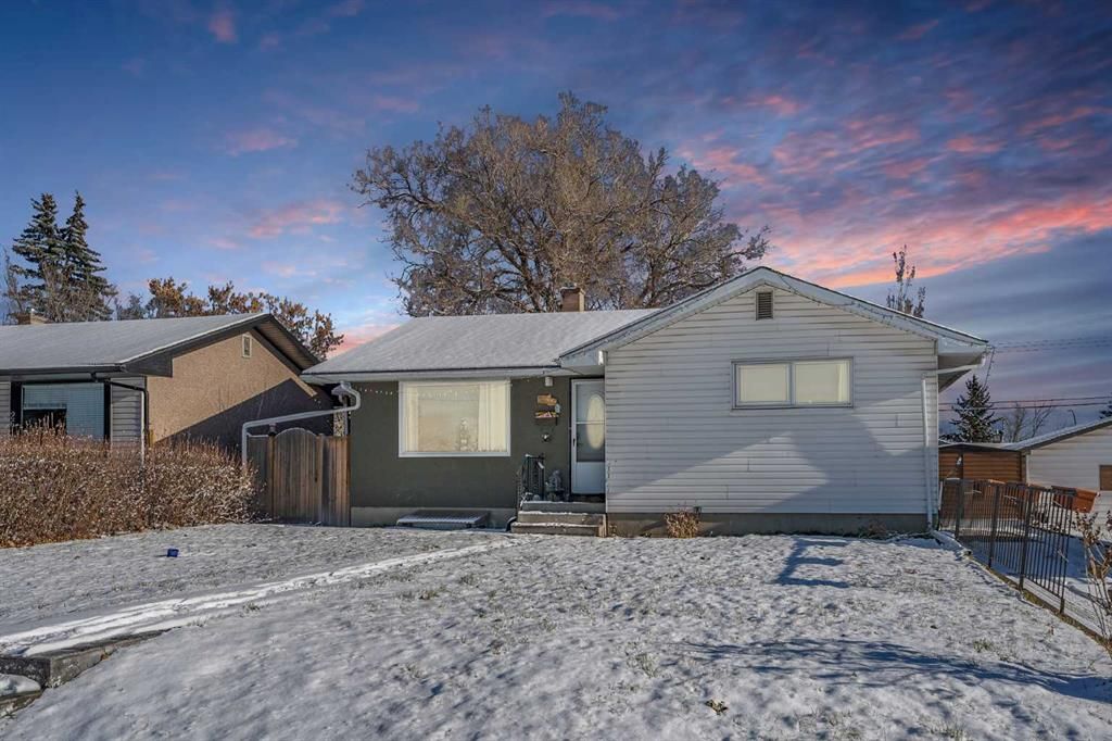 Main Photo: 2616 40 Street SE in Calgary: Forest Lawn Detached for sale : MLS®# A2094033