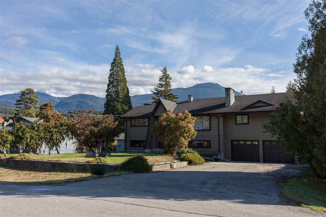Main Photo: 40222 DIAMOND HEAD Road in Squamish: Garibaldi Estates House for sale in "Garibaldi Estates" : MLS®# R2213605