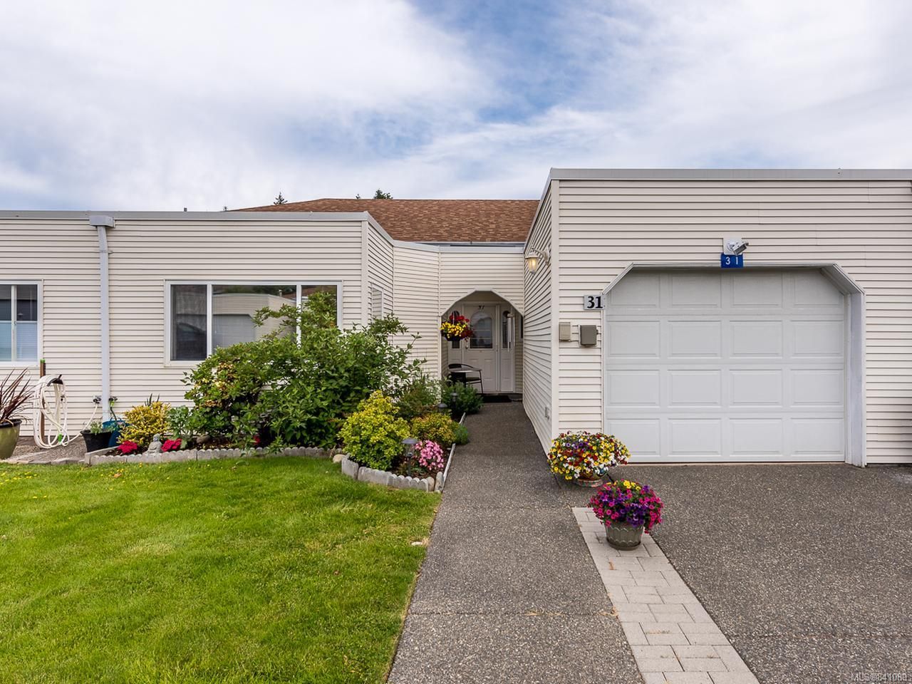 Main Photo: 31 677 Bunting Pl in COMOX: CV Comox (Town of) Row/Townhouse for sale (Comox Valley)  : MLS®# 841089