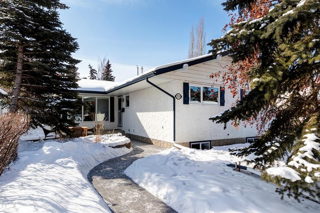 Main Photo: 7315 61 Avenue NW in Calgary: Silver Springs Detached for sale : MLS®# A2030087