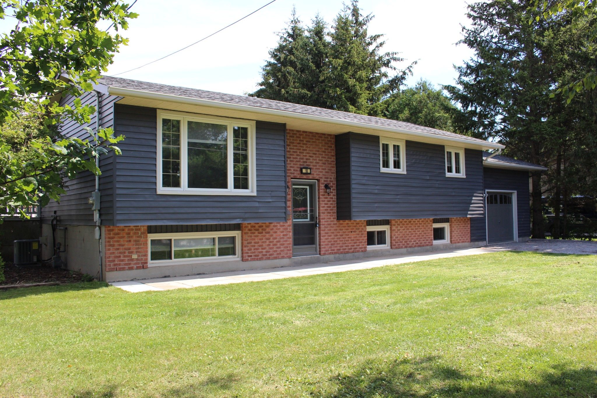 Main Photo: 18 Maplewood Boulevard in Cobourg: House for sale : MLS®# 40009417