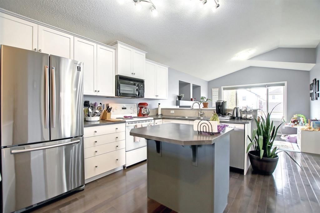Photo 4: Photos: 677 Evermeadow Road SW in Calgary: Evergreen Detached for sale : MLS®# A1156824