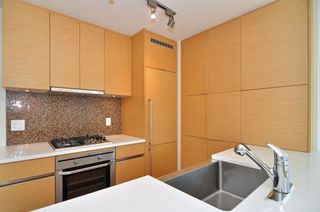 Photo 1: 1601 565 SMITHE Street in Vancouver: Downtown VW Condo for sale in "VITA" (Vancouver West)  : MLS®# R2013406