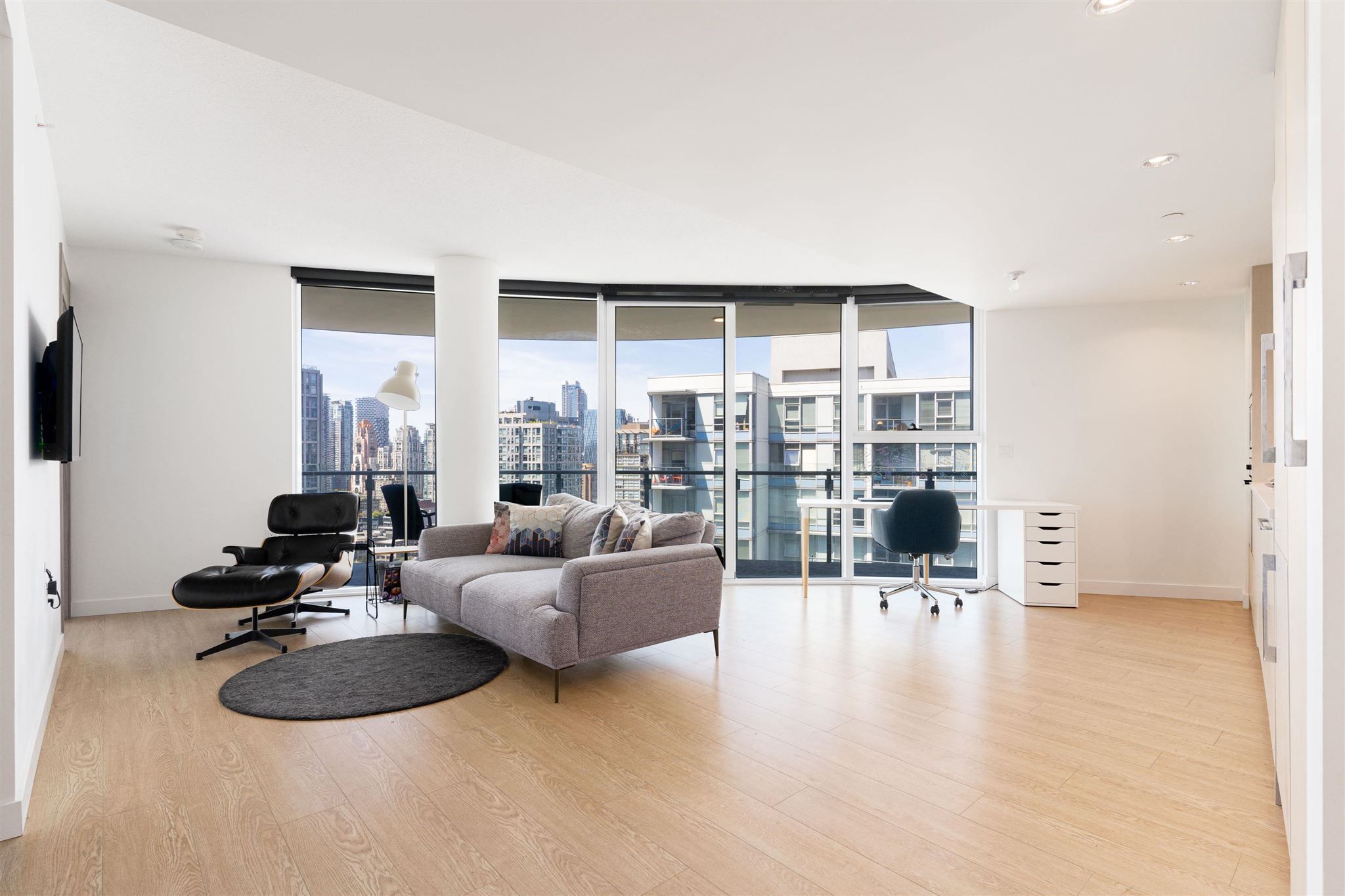 Main Photo: 2405 89 NELSON Street in Vancouver: Yaletown Condo for sale in "THE ARC" (Vancouver West)  : MLS®# R2594695