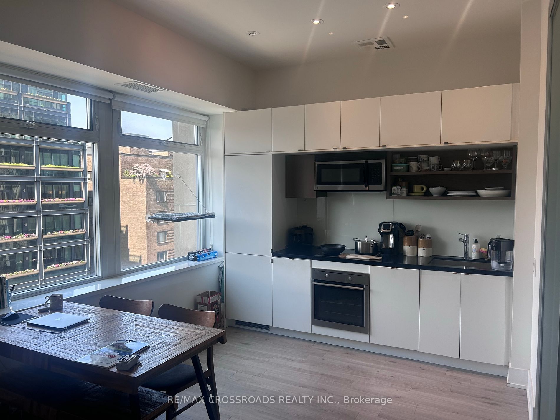 Main Photo: 728 111 St Clair Ave West in Toronto: Yonge-St. Clair Condo for sale (Toronto C02)  : MLS®# C6102372