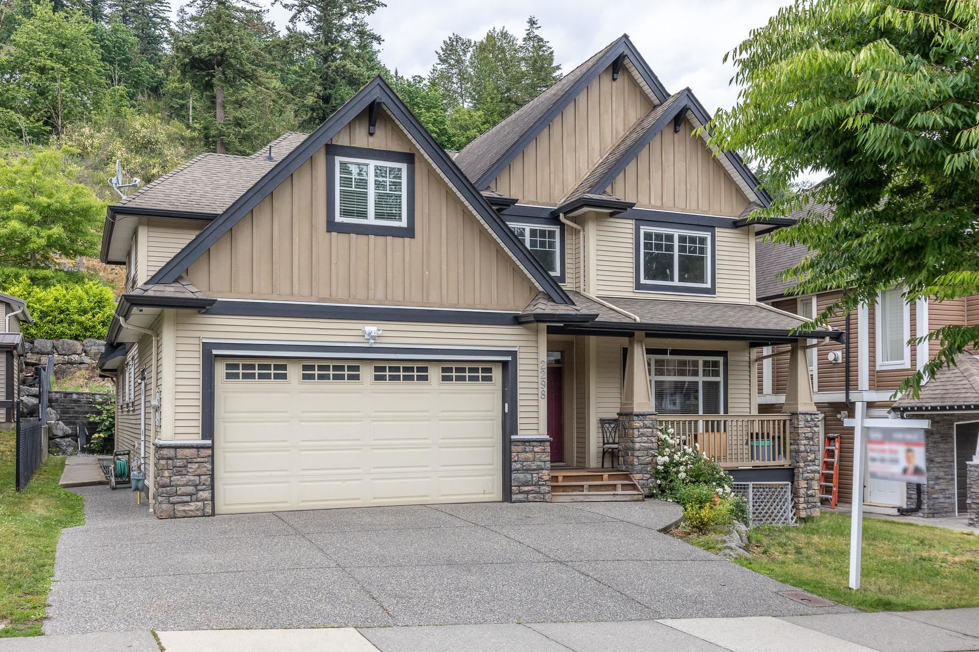 Main Photo: 2298 CAMERON Crescent in Abbotsford: Abbotsford East House for sale in "DEERWOOD ESTATES" : MLS®# R2790635