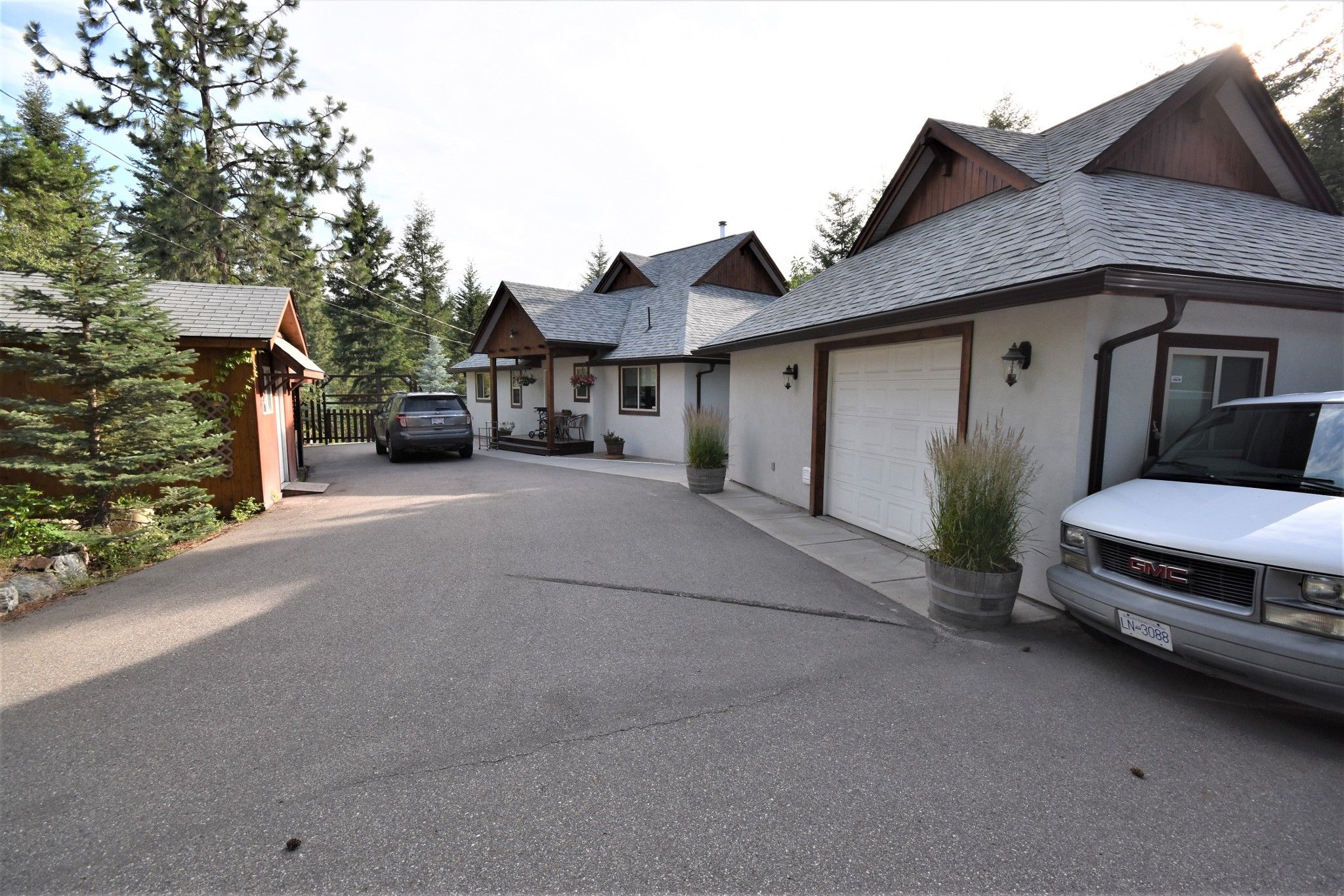 Main Photo: 10596 Columbia Way in Vernon: Fintry House for sale (Central Okanagan)  : MLS®# 10205676