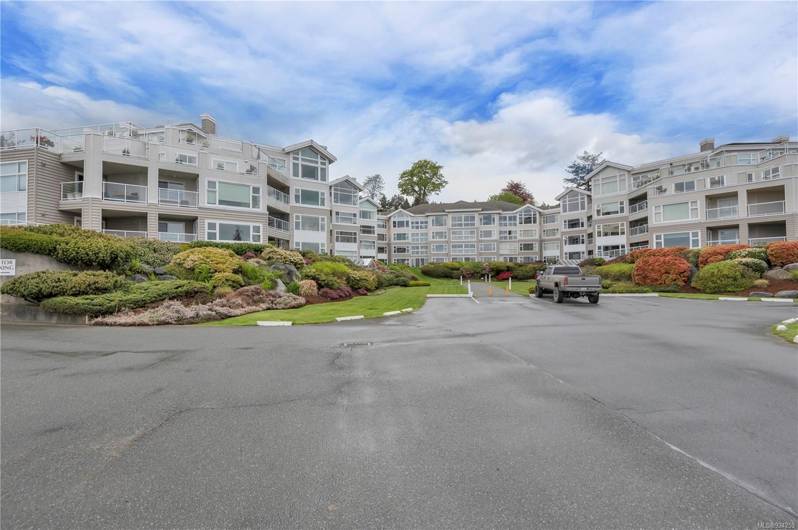 Main Photo: 214 350 island Hwy in Campbell River: CR Campbell River Central Condo for sale : MLS®# 924259