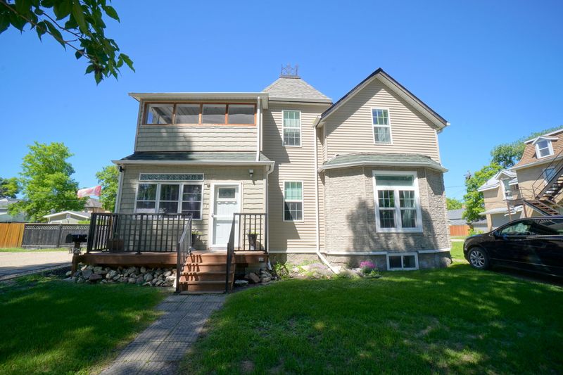 FEATURED LISTING: 125 2nd St Nw Portage la Prairie