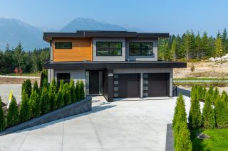 Photo 1: 2914 HUCKLEBERRY Drive in Squamish: University Highlands House for sale in "University Heights" : MLS®# R2636590