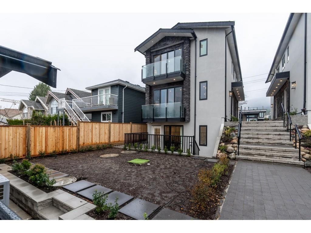 Main Photo: 3 215 E 21ST Street in North Vancouver: Central Lonsdale 1/2 Duplex for sale : MLS®# R2639076