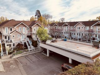 Main Photo: 4 1870 Cook St in Victoria: Vi Central Park Row/Townhouse for sale : MLS®# 958000